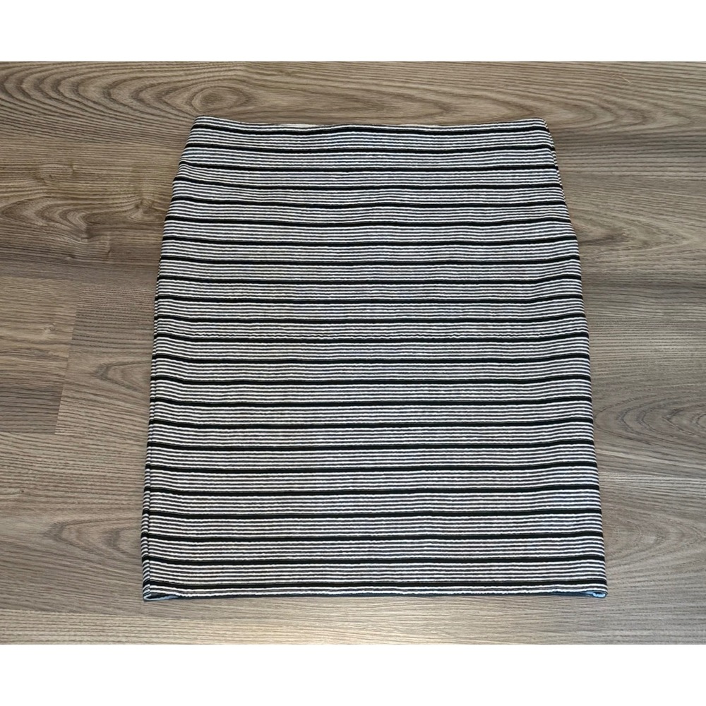 Loft Striped Pencil Skirt Black White Ribbed Knit Textured size Medium NWT